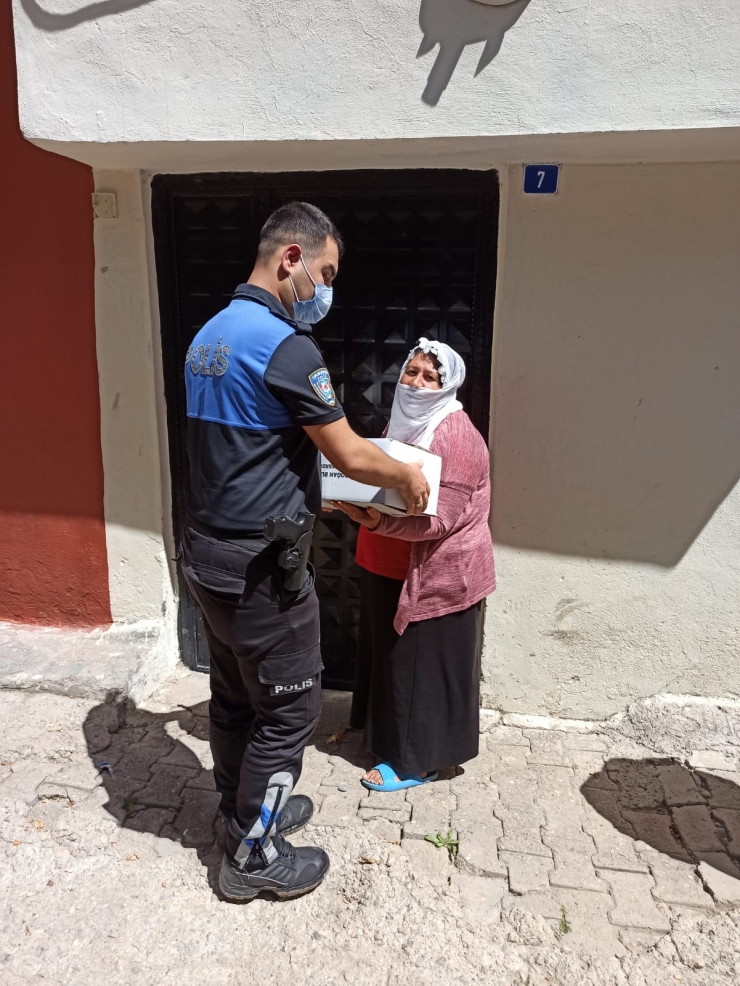 Şırnak'ta polis, ihtiyaç sahibi 150 aileye gıda yardımı yaptı