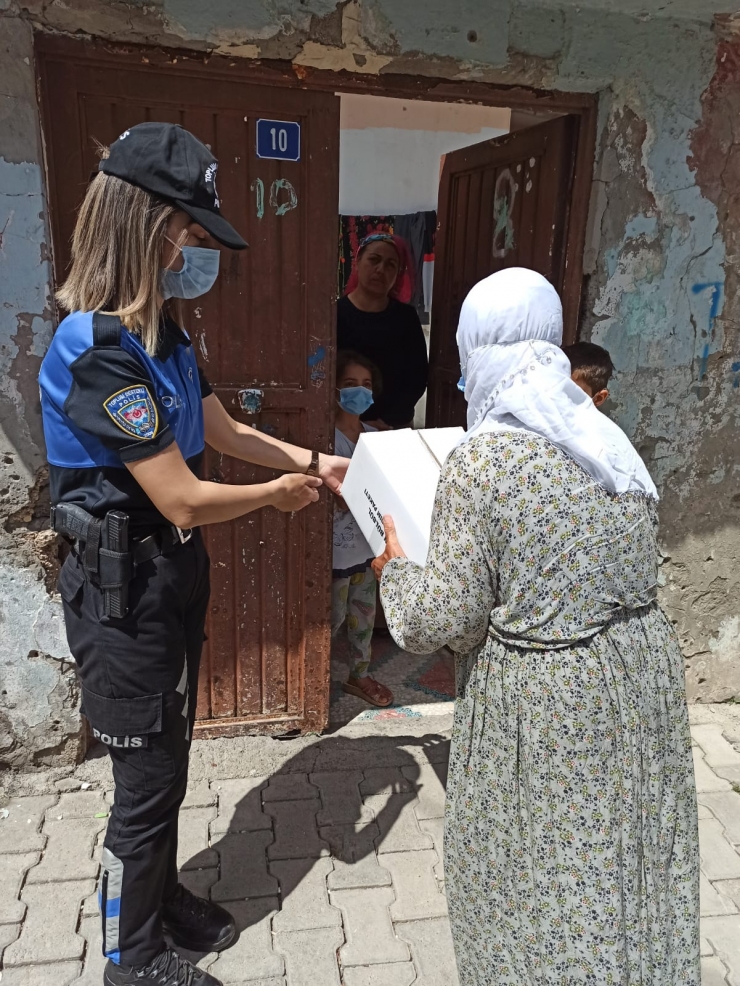 Şırnak'ta polis, ihtiyaç sahibi 150 aileye gıda yardımı yaptı