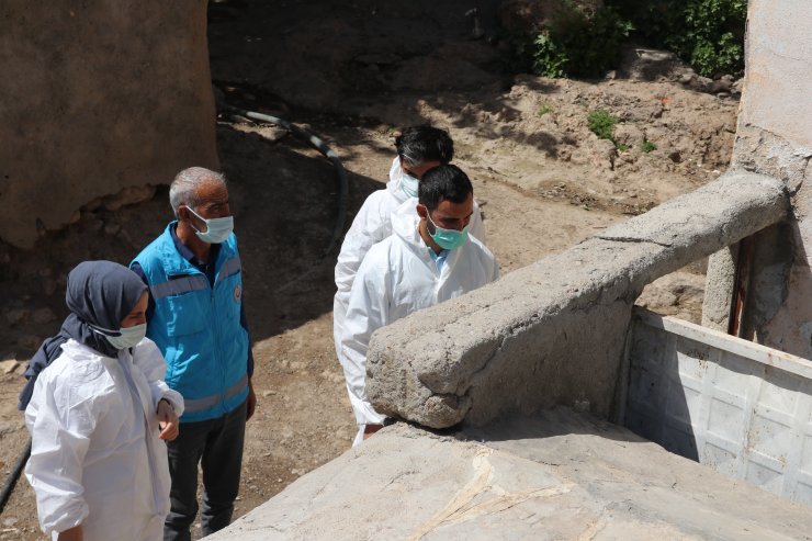 Diyarbakır'da sağlık ekipleri vatandaşları aşıya ikna etmek için yollarda