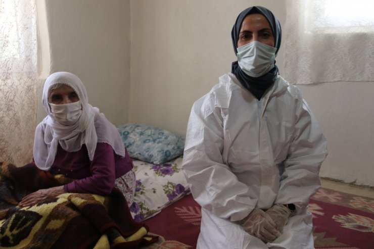 Diyarbakır'da sağlık ekipleri vatandaşları aşıya ikna etmek için yollarda