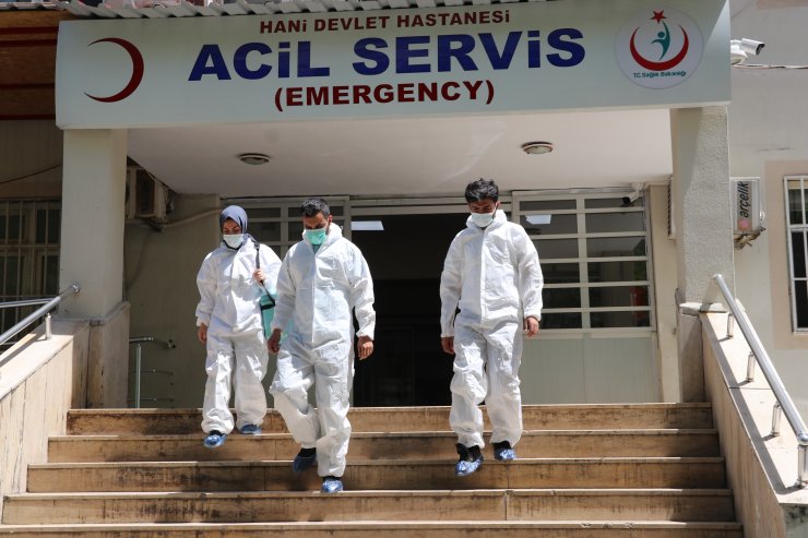 Diyarbakır'da sağlık ekipleri vatandaşları aşıya ikna etmek için yollarda