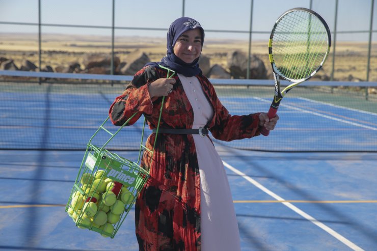 Üç çocuk annesi Fatma Karakeçi, kızı için yöresel kıyafetleriyle tenis kortuna çıktı