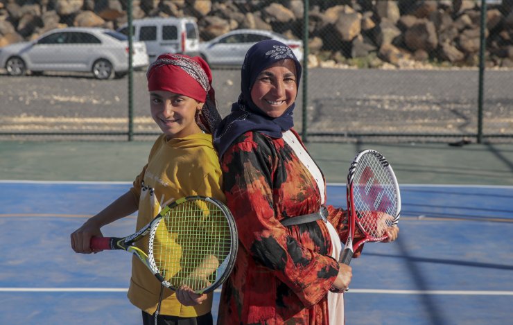 Üç çocuk annesi Fatma Karakeçi, kızı için yöresel kıyafetleriyle tenis kortuna çıktı