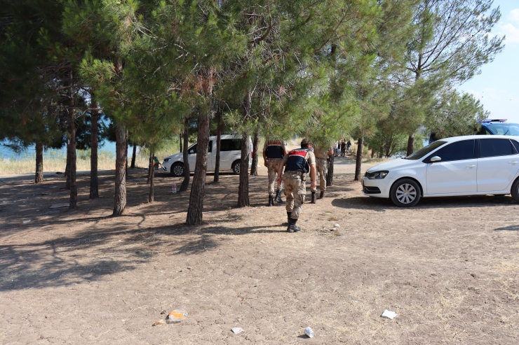 Adıyaman'da Atatürk Baraj Gölü'ne giren 4 kişiden 2'si boğuldu