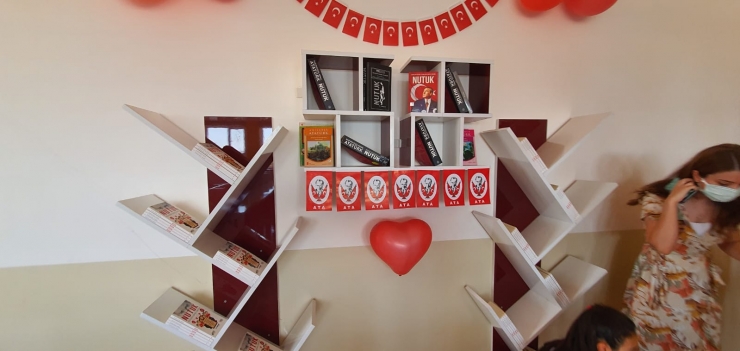 Şanlıurfa'da bir grup öğretmen sosyal medyadan düzenledikleri kampanyayla okullarına kütüphane kazandırdı