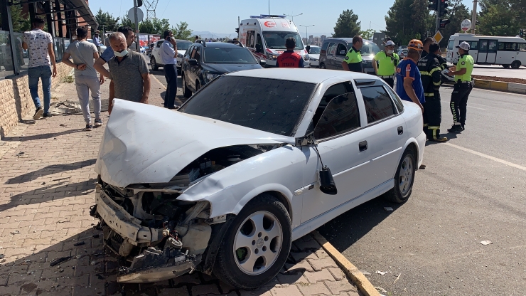 Adıyaman'da otomobil kaldırımda yürüyen yayalara çarptı: 4 yaralı