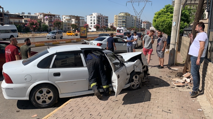 Adıyaman'da otomobil kaldırımda yürüyen yayalara çarptı: 4 yaralı