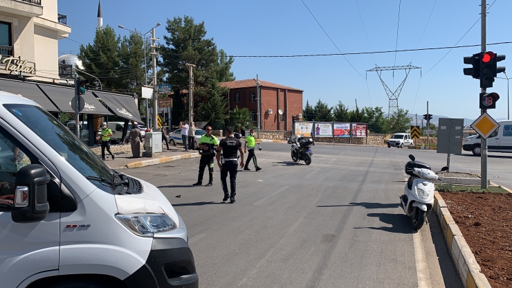 Adıyaman'da otomobil kaldırımda yürüyen yayalara çarptı: 4 yaralı