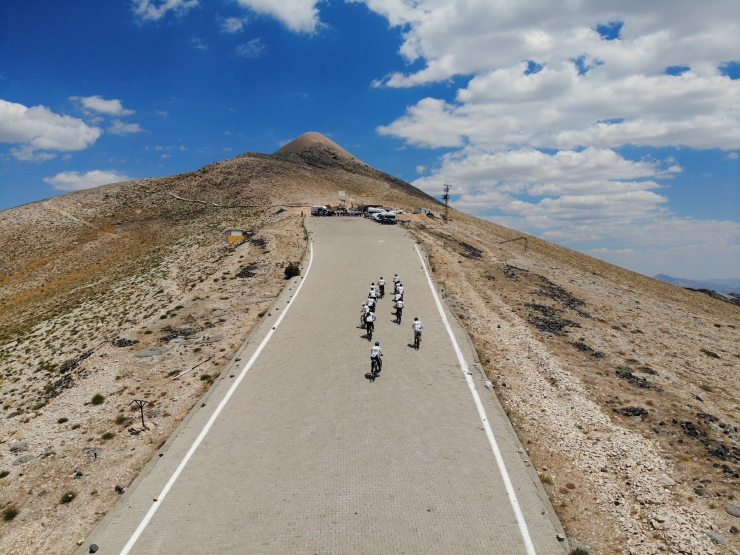 "Bitlis Nemrut'tan Adıyaman Nemrut'a Pedallıyoruz" ekibi, Nemrut Dağı'na ulaştı