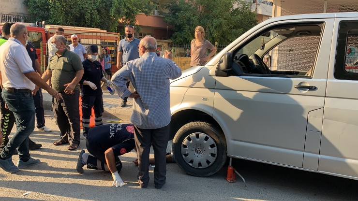 Adıyaman'da minibüsün altında sıkışan motosiklet sürücüsü kurtarıldı