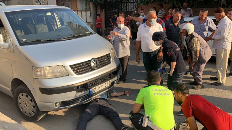 Adıyaman'da minibüsün altında sıkışan motosiklet sürücüsü kurtarıldı