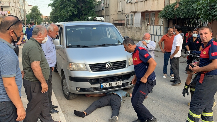 Adıyaman'da minibüsün altında sıkışan motosiklet sürücüsü kurtarıldı