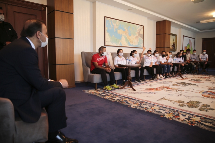 Türkiye'nin konuştuğu genç hentbolcu Merve Akpınar ve arkadaşları spor salonuna kavuşacak