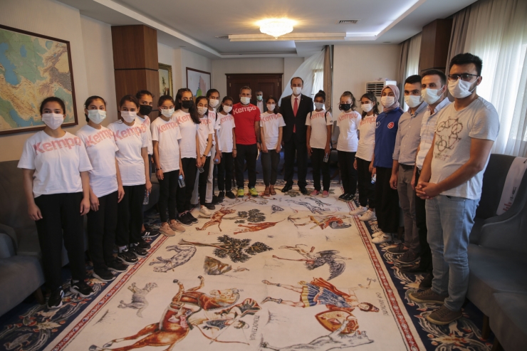 Türkiye'nin konuştuğu genç hentbolcu Merve Akpınar ve arkadaşları spor salonuna kavuşacak