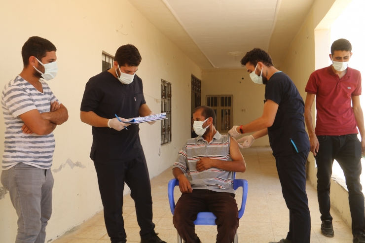 Harran'da sağlıkçılar Arapça anonslarla vatandaşları aşı olmaya çağırdı