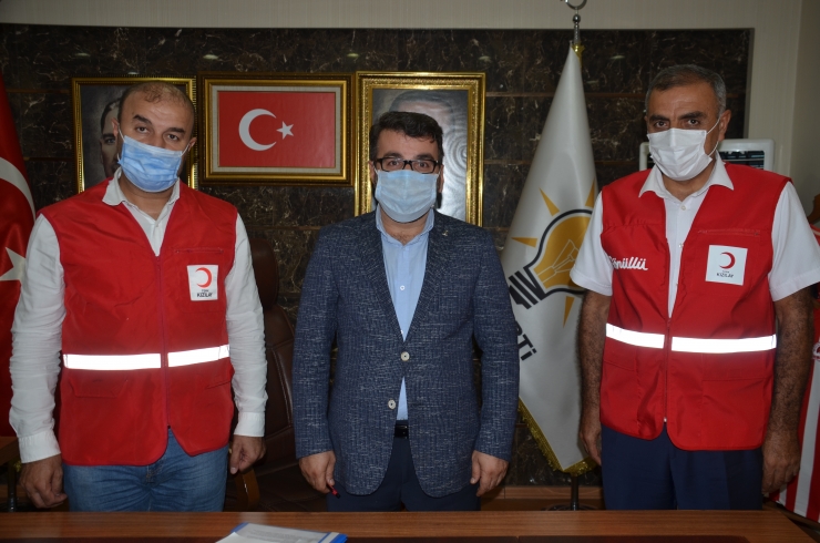 AK Parti Batman İl Başkanı Gür, Türk Kızılay'a kurban bağışında bulundu