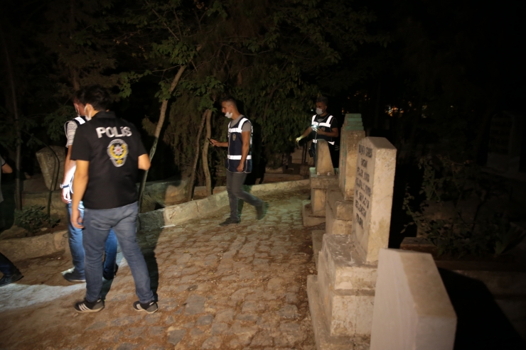 Şanlıurfa'da polis, mezarlıklar ve parklar bölgesinde denetimi yaptı