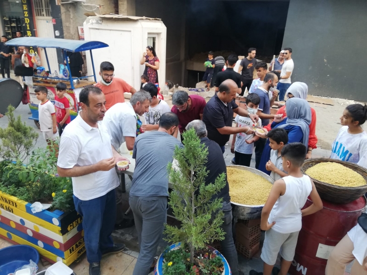 Batman'da esnaf bayram alışverişi yapan vatandaşlara haşlanmış buğday ikram etti