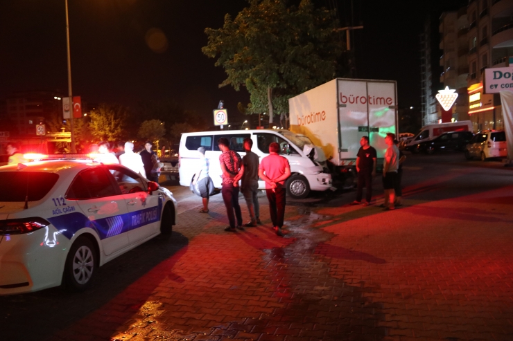 Şanlıurfa'da hafif ticari araç ile minibüs çarpıştı: 4 yaralı