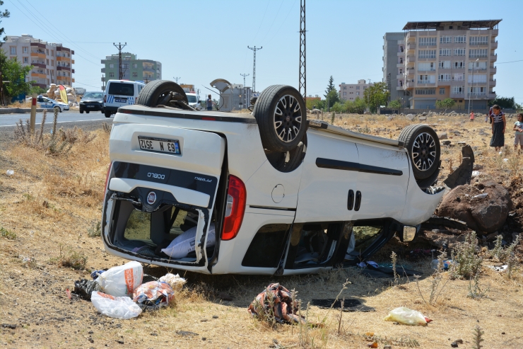 Şanlıurfa'da hafif ticari araç şarampole devrildi: 8 yaralı