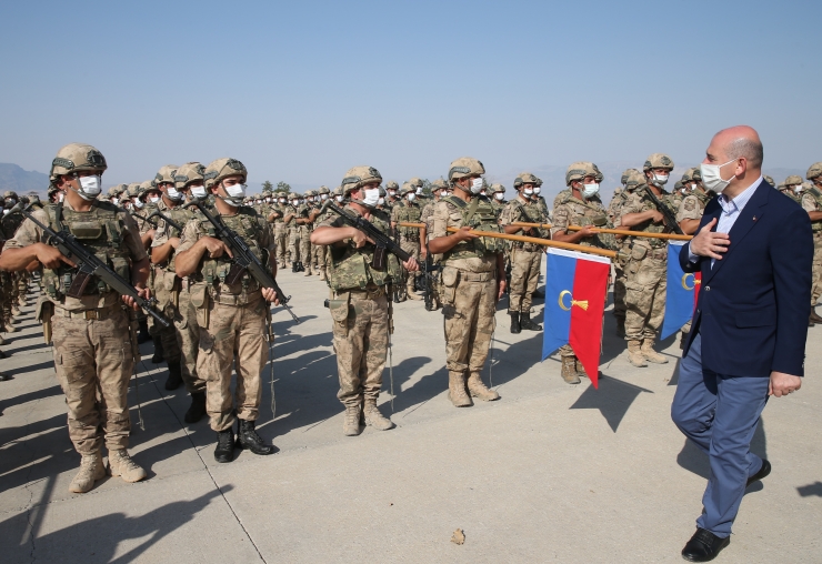 İçişleri Bakanı Soylu, Çakırsöğüt Jandarma Komando Tugay Komutanlığı'nda askerlerle bayramlaştı: