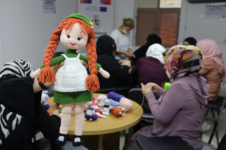 Şanlıurfa'da Suriyeli kadınlar örme oyuncaklarla aile bütçelerine katkı sağlıyor