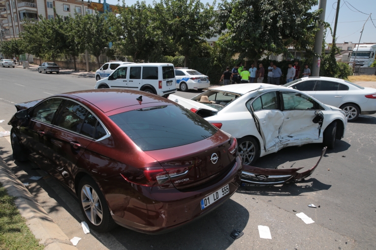 Şanlıurfa'da 3 aracın karıştığı trafik kazasında 6 kişi yaralandı