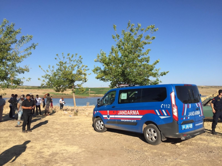 Şanlıurfa'da Atatürk Baraj Gölü'ne giren 3 kardeşten biri hayatını kaybetti, 2'si kayboldu
