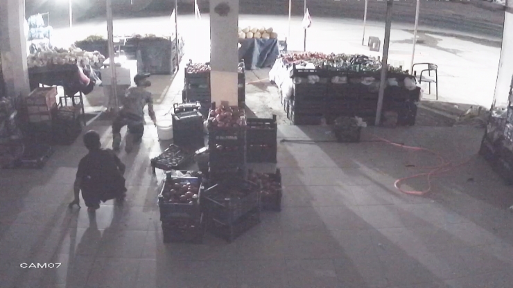 Şanlıurfa'da manavdan hırsızlık anı güvenlik kamerası görüntülerine yansıdı