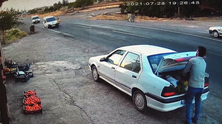 Şanlıurfa'da çocuğun kazadan kurtulma anı güvenlik kamerasına yansıdı