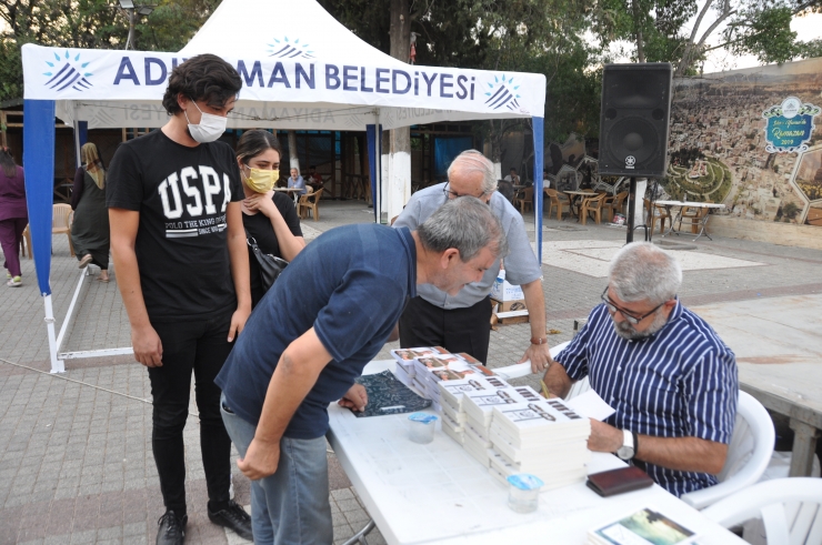 Adıyaman'da Kovid-19 aşısı yaptıranlara şiir kitabı hediye edildi