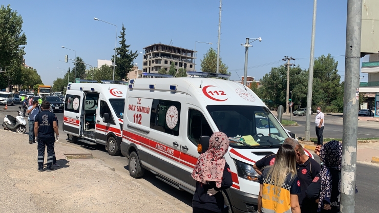 Adıyaman'da ambulans ile minibüs çarpıştı: 2 yaralı