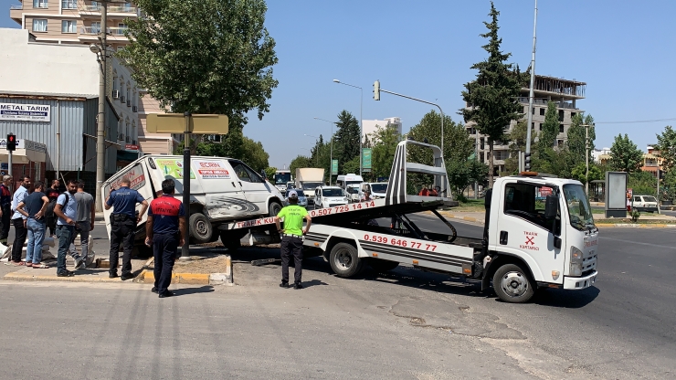 Adıyaman'da ambulans ile minibüs çarpıştı: 2 yaralı