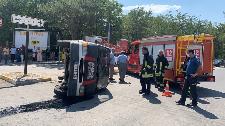 Adıyaman'da ambulans ile minibüs çarpıştı: 2 yaralı