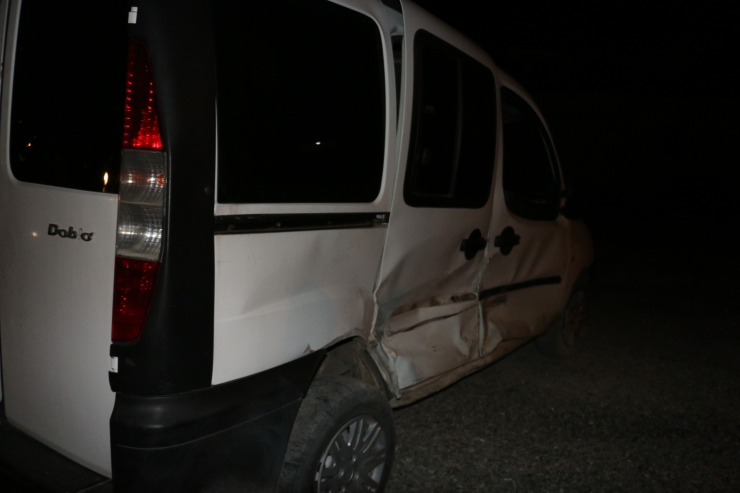 Adıyaman'da otomobil ile hafif ticari araç çarpıştı: 2 yaralı