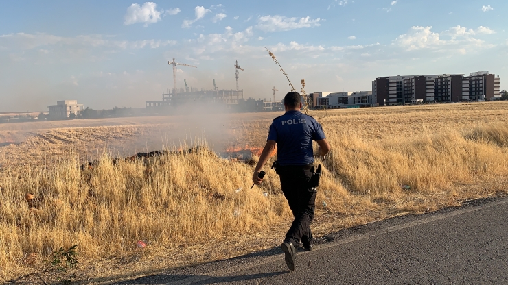 Adıyaman'da ilk müdahaleyi polislerin yaptığı anız yangını söndürüldü