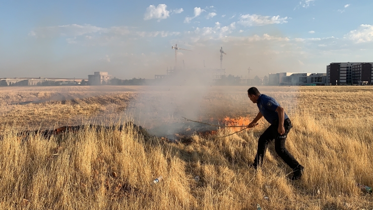 Adıyaman'da ilk müdahaleyi polislerin yaptığı anız yangını söndürüldü