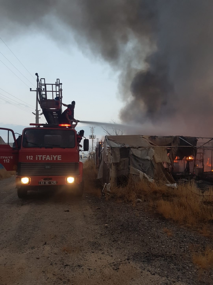 Şanlıurfa'da boş çadır kentte çıkan yangın itfaiye ekiplerince söndürüldü