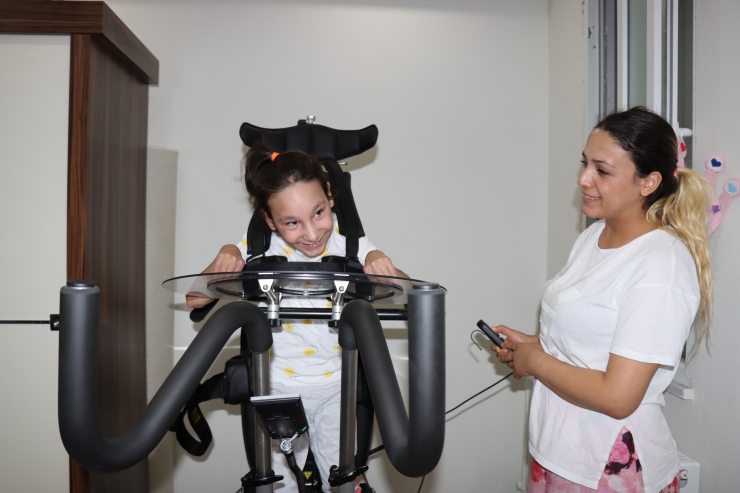 Serebral palsi hastası Yaren hayalini kurduğu robotik cihaza Cumhurbaşkanı Erdoğan sayesinde kavuştu