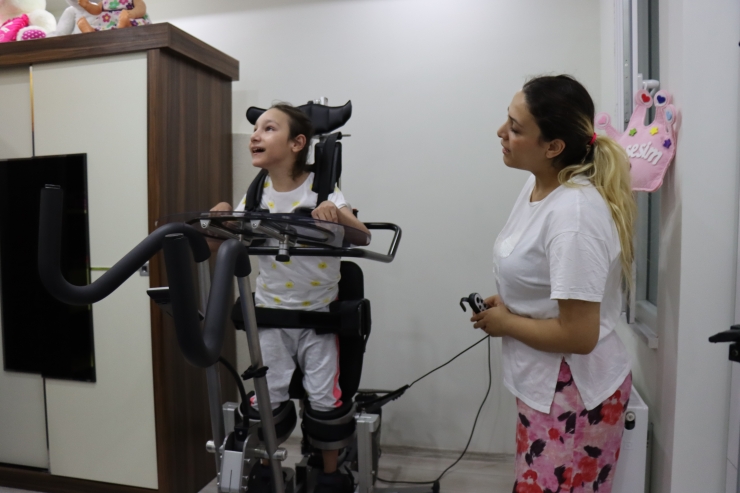 Serebral palsi hastası Yaren hayalini kurduğu robotik cihaza Cumhurbaşkanı Erdoğan sayesinde kavuştu