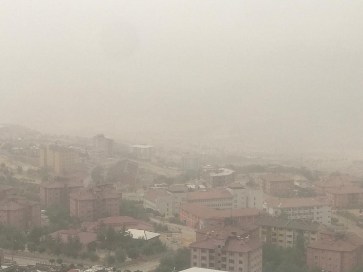 Şırnak'ta sis ve toz bulutu etkili oluyor