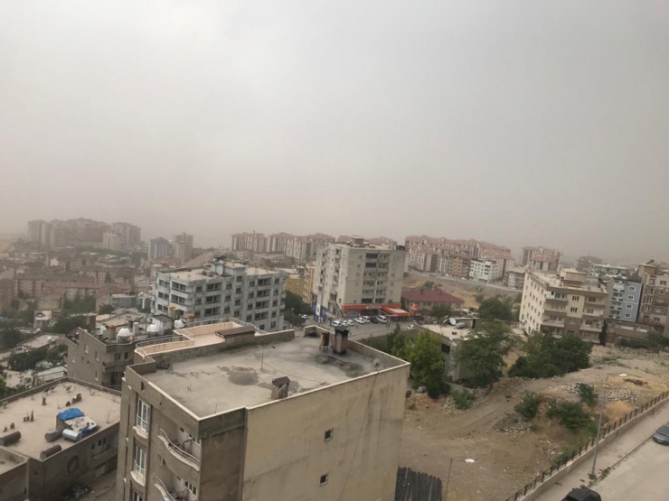 Şırnak'ta sis ve toz bulutu etkili oluyor