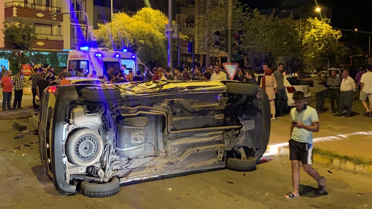 Adıyaman'da hafif ticari araçla otomobil çarpıştı: 2 yaralı