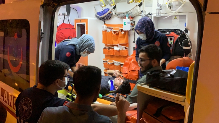 Adıyaman'da hafif ticari araçla otomobil çarpıştı: 2 yaralı