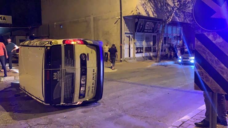 Adıyaman'da hafif ticari araçla otomobil çarpıştı: 2 yaralı