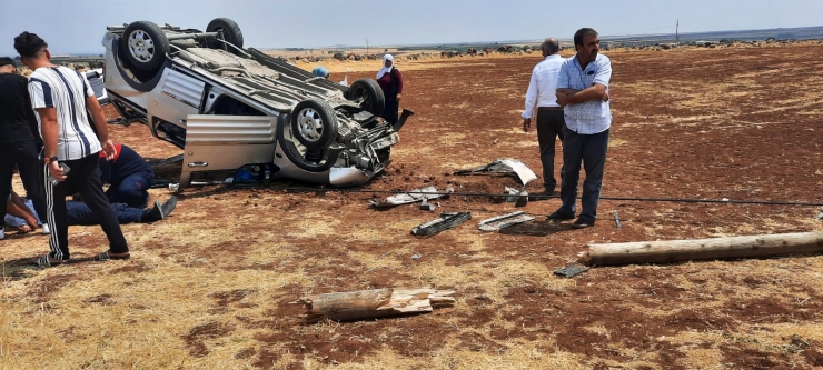 Şanlıurfa'da hafif ticari araç şarampole devrildi: 2 yaralı
