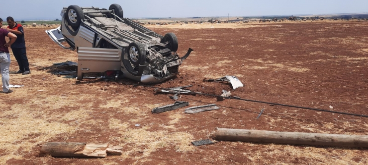Şanlıurfa'da hafif ticari araç şarampole devrildi: 2 yaralı