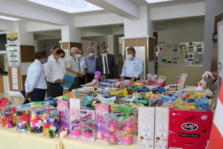 Adıyaman'da öğrenciler Manavgat'taki çocuklara oyuncak ve mektup gönderdi