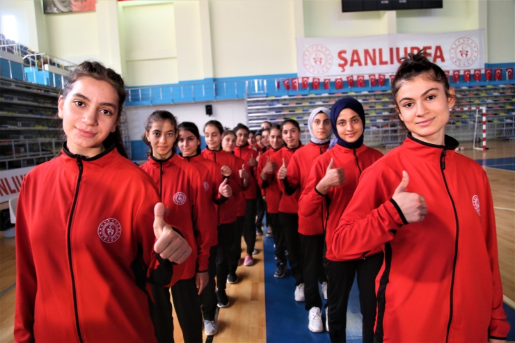 Şanlıurfa'da toprak sahada antrenman yapan "Güneşin Çocukları", spor salonuna geçmenin mutluluğunu yaşıyor