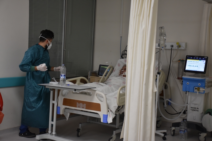 Şırnak'ta kritik eşiği atlatan Kovid-19 hastaları aşı olmamanın pişmanlığını yaşıyor